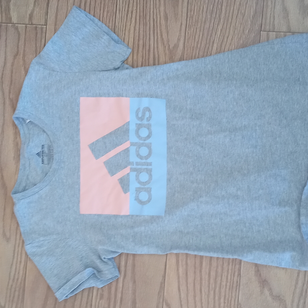 Women's small adidas amplifier tee